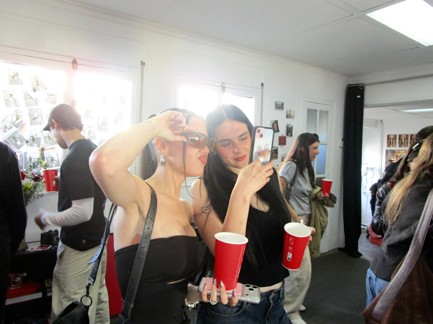 Invitadas en un evento del estudio